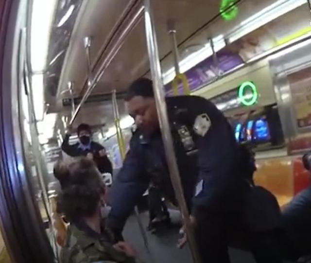  嚎叫|美国流浪汉被黑人警察暴打一顿丢出地铁，他哭喊嚎叫求警察停手