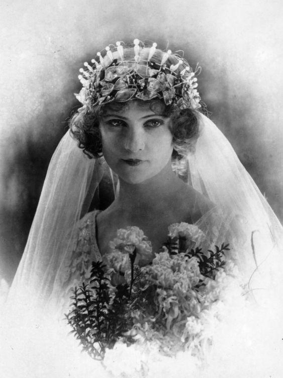 婚纱|百年婚纱秘史原来以前的新娘还不止会穿白婚纱