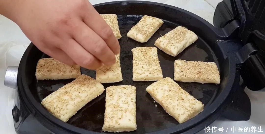  松软|烧饼这做法才简单，加2个鸡蛋，个个松软香甜，比鸡蛋饼面包好吃