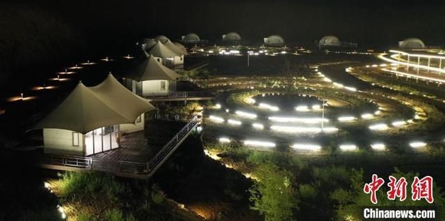  严情怀|腾格里沙漠边缘的摘星小镇