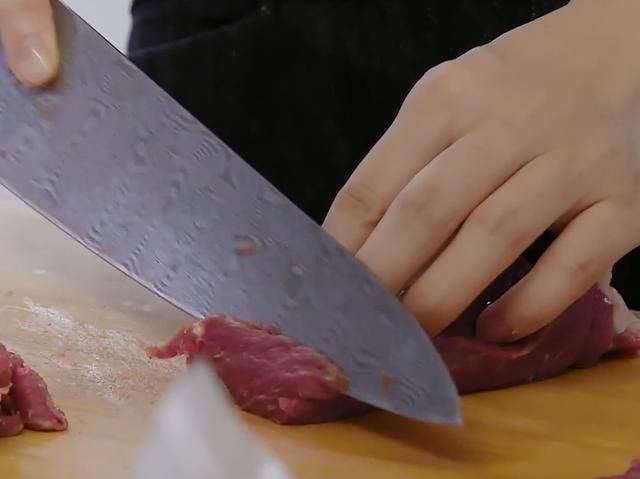  平时|《中餐厅》赵丽颖秀刀工，特写刀工和成品菜，平时是否下厨很显然