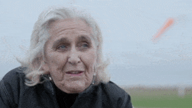 亲自|鸟人”奶奶亲自示范，什么叫做活到老玩到老