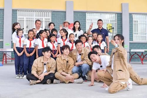  超越|《极限宝藏行》是档旅游慢综？秦昊爬山警告导演，杨超越自曝体重头围