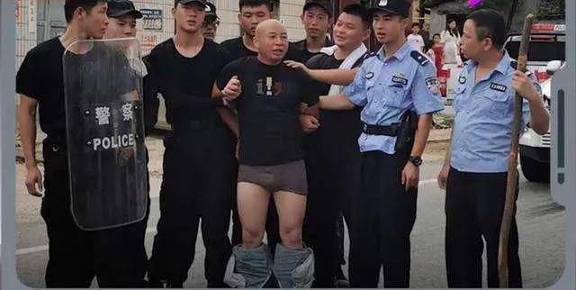  原因|细节曝光！曾春亮被抓时裤子被扒是这个原因！受害者家属发声