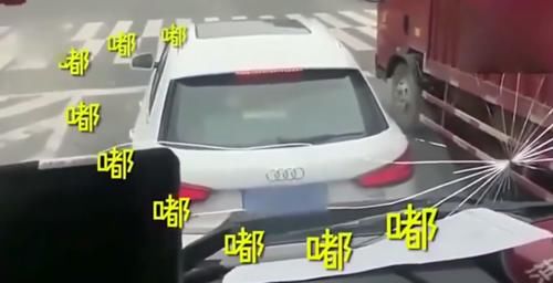  奥迪车|奥迪路口等红灯，后面消防车狂按喇叭催促，愣是原地不让行