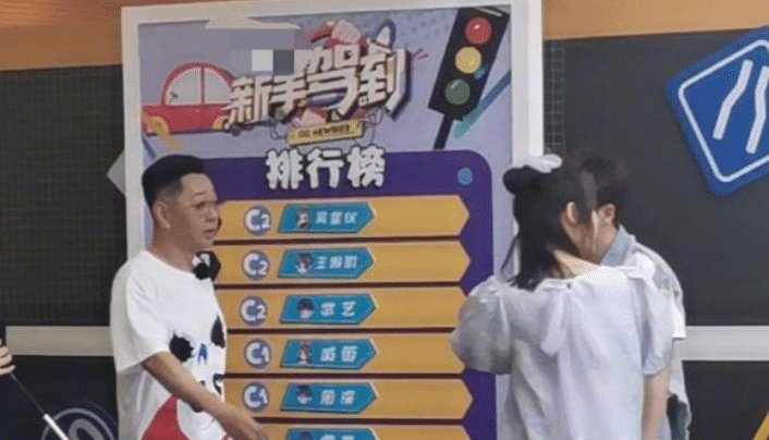  直呼|周深被迫“营业”, 惨遭小鬼腾空抱起! 网友直呼看到了“自己”