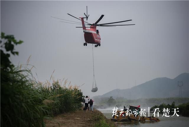  空投|世界在役最大直升机米26飞抵阳新，“空中巨无霸”空投石料堵溃口