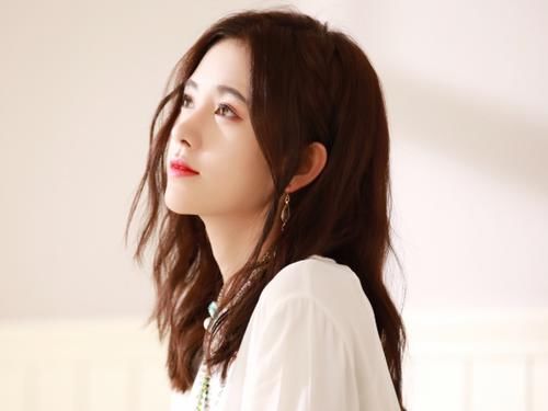  超短裙|别再说鞠婧祎一米五九了，看到她穿超短裙时的腿，怀疑自己的眼睛