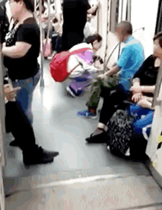 父母|地铁上，一张偷拍的照片引网友刷屏：父母的教养，让孩子赢在起点