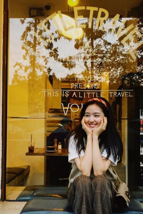 眼球|李兰迪街头胶片来袭!马甲配格纹裤打造复古范,网纹发带夺人眼球