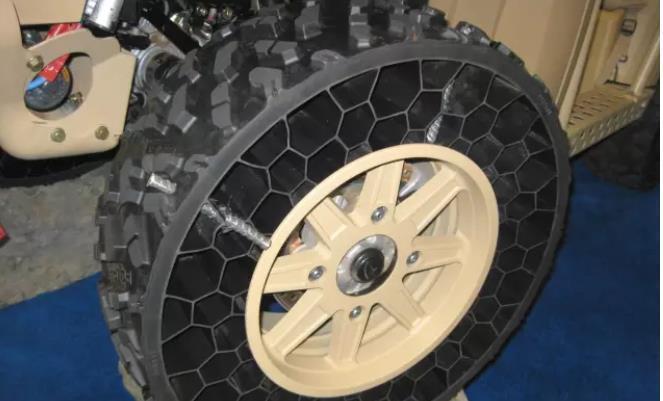 新花样|车轱辘玩出“新花样”轮胎没空气,战车照样满地撒欢
