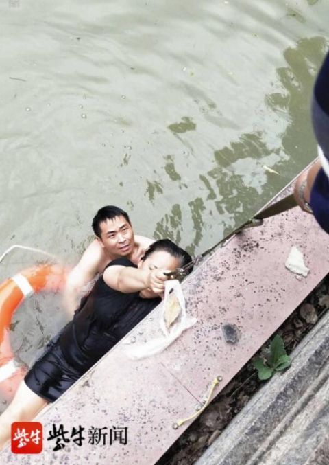  女子|女子古运河里扑腾，男子下河救人后悄悄离去
