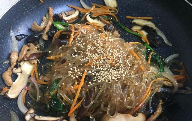  韩式|粉条除了炖猪肉还能做出啥花样？好吃又简单的韩式炒杂菜