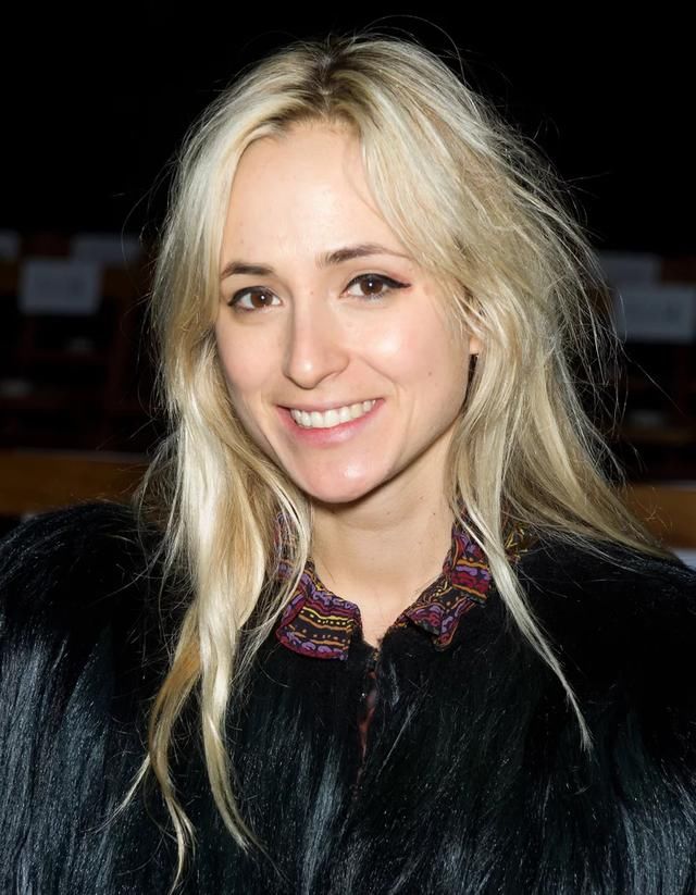 机车|60岁朋克王妃穿长裙骑机车,20岁嫁54岁王子,儿子秃顶颜值成迷