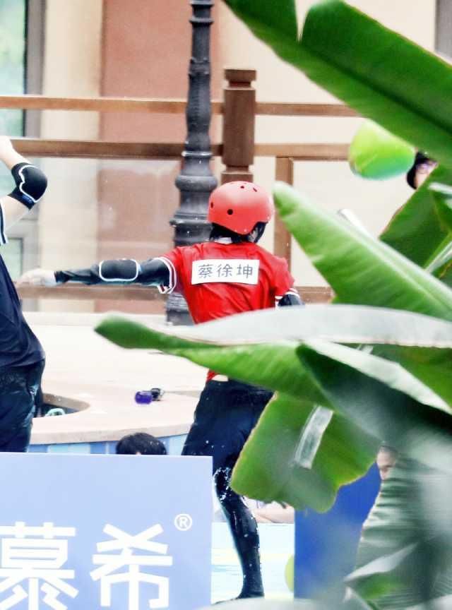  冒牌|《奔跑吧》：孟美岐拿冒牌会员身份，全员魔性跳《无价之姐》