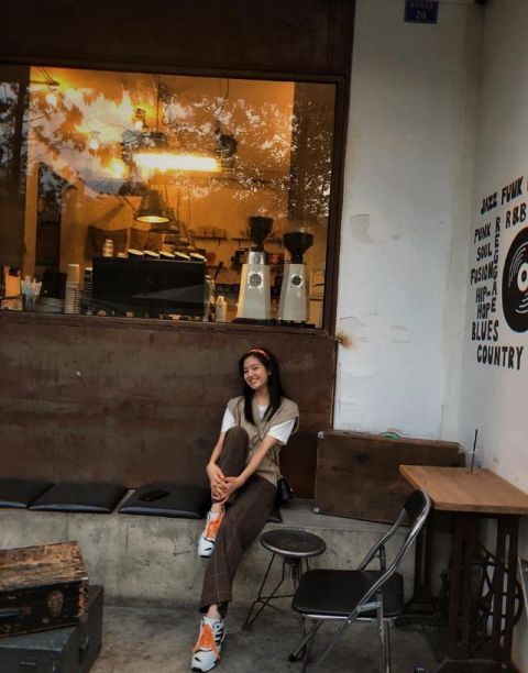 眼球|李兰迪街头胶片来袭!马甲配格纹裤打造复古范,网纹发带夺人眼球