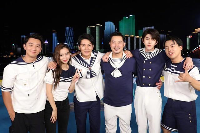  杀青|跑男团拍杀青大合照，唯一女成员baby站旁边，C位人选地位不一般