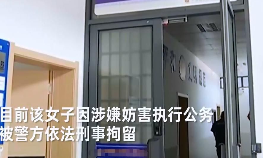  老公|女司机违停被罚，把老公喊来“撑腰”，下一幕交警避之不及