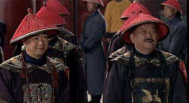  衣服|为啥清朝官员下跪前要拍两下袖子？其中的含义有很多