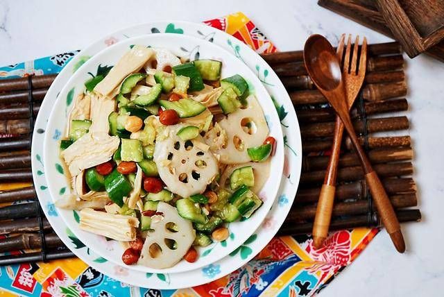  不了|这个菜降火气还清肺热，三色搭配口感清爽又好看，天热餐桌缺不了