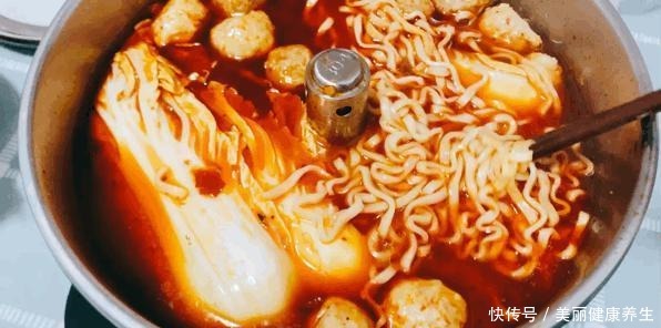 王源|没有听王源的劝,我也用火锅底料煮了一锅泡面,结果让我不知所措