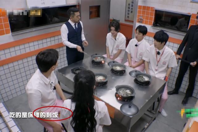 敬业|节目组设吃剩饭环节,杨幂拿起勺子就认真吃,敬业的态度很明显