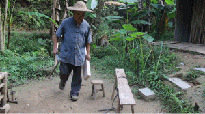  有个|山东有个大爷版李子柒！“玩木头”爆红海外！能造2600年前“鲁班凳”