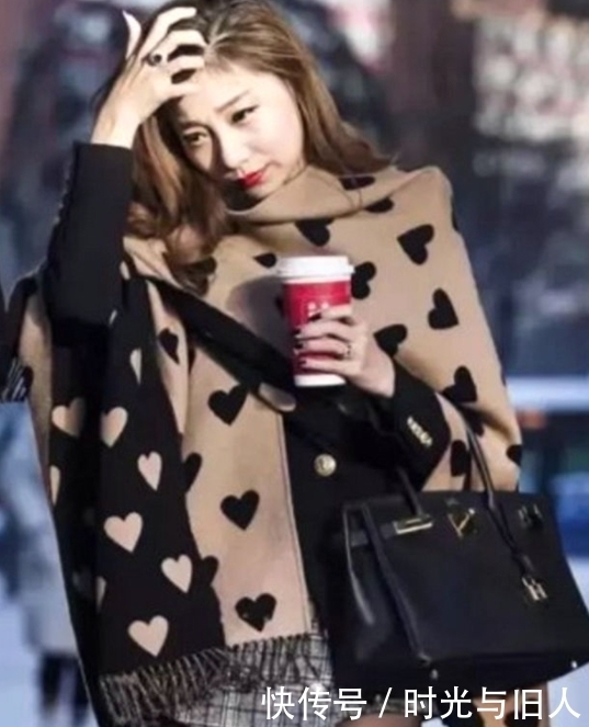 美女|街拍:简单穿搭的时髦美女,搭配的好一样美,身材曼妙魅力十足