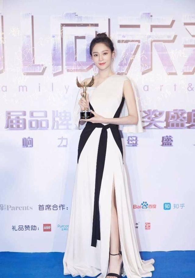  王媛|“纯妃”王媛可太有少女感了，看不出有34岁，网友：全靠妆容！