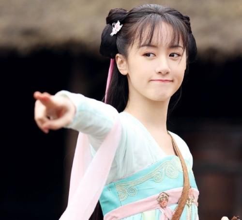  全身|怪不得袁冰妍拍戏总是半景照，镜头拉远看清全身，未修图腿型太真实