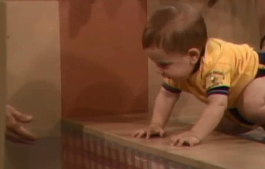  视觉|美国专家让婴儿在“视觉悬崖”上爬行，结果如何？