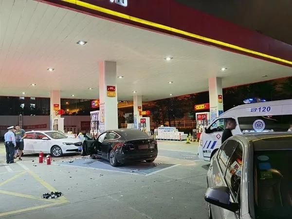  加油站|特斯拉失控冲进加油站，撞伤2人撞坏3车！肇事车主：我也不知道怎么回事