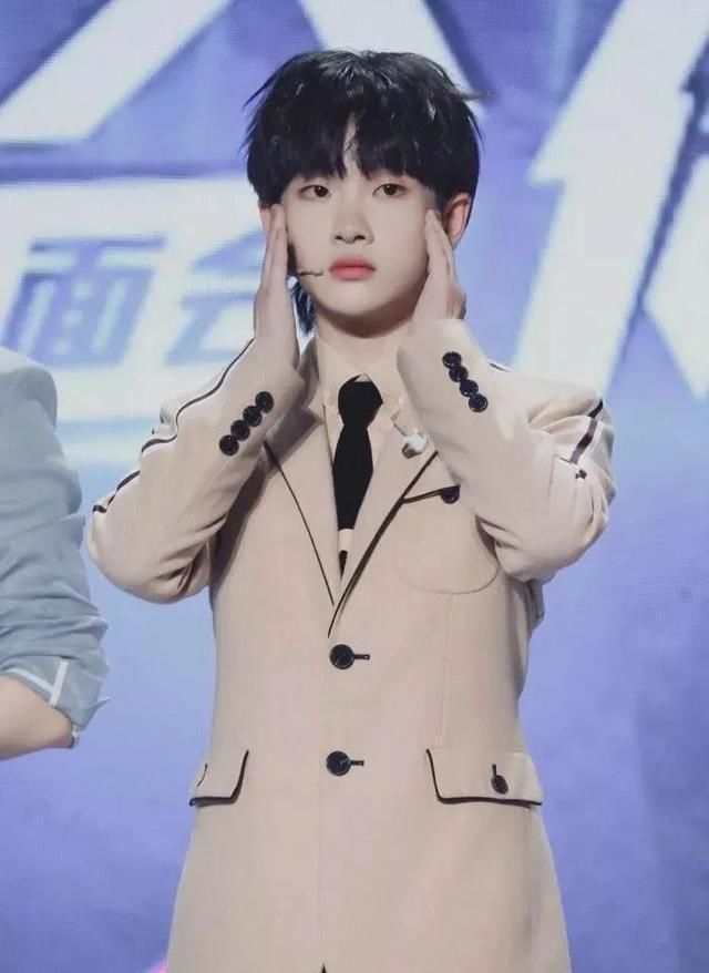  R1SE|硬糖少女粉丝一边喊着糊，一边又喊着“壶”，R1SE不累壶妹也累了