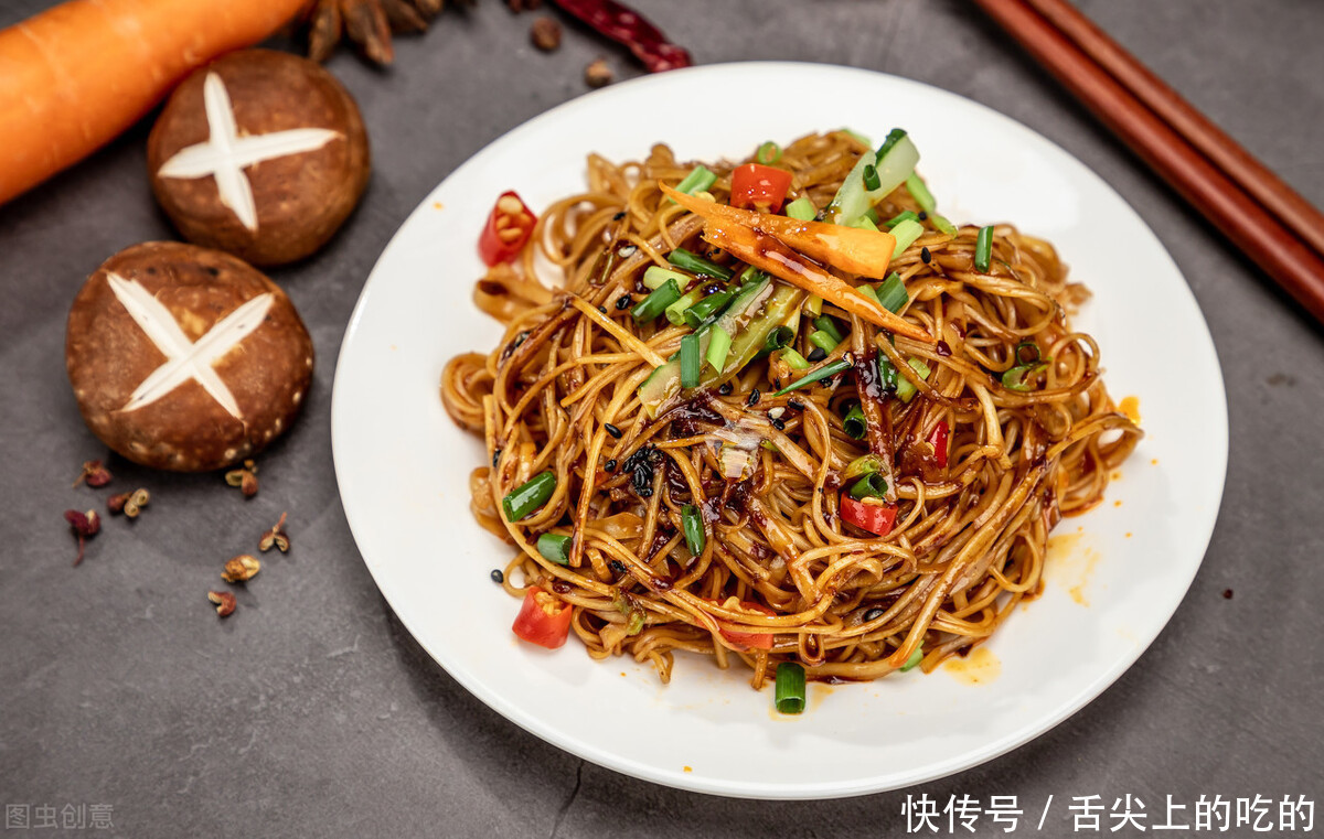 下巴|一个洋葱一碗油,做份香掉下巴的葱油,用来拌面条十分钟早餐上桌