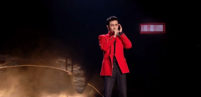  何炅|青春芒果夜：万茜顶替谢娜，主持首秀搭档何炅，却还不如黄圣依稳