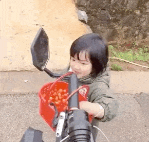  爸爸|94年单亲爸爸带女儿骑行拉萨惹争议，71天走了4139公里：“宝贝，我想送你星辰和大海！”