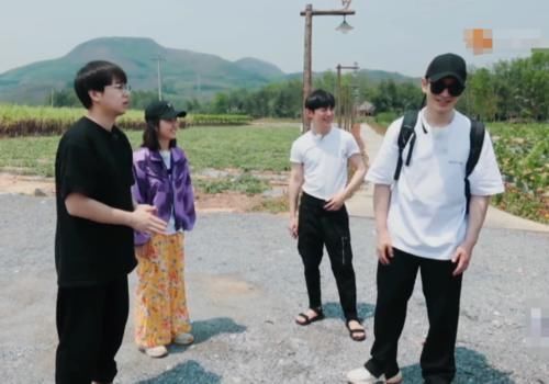  彭昱畅|黄晓明坐车离开，谁注意与张子枫的告别方式？这是对她成年的尊重