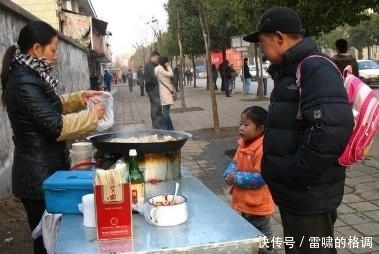 菊姐|男孩用假钞买早餐,老板没拆穿,二十年后小摊关门,惊喜找上门了