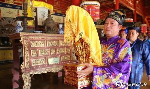  广治省|越南人纪念反法“勤王运动”135周年，迎造反皇帝神位到广治供奉