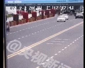  贵州|贵州公交坠湖，21人遇难：今生，你其实已经和很多人告过别了