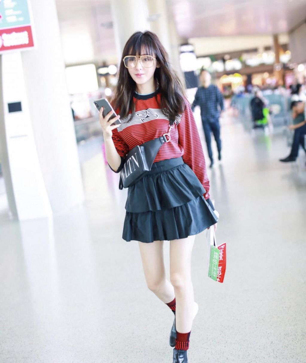  身材|张天爱穿衣搭配眼光真棒，条纹上衣配短裙，让身材比例看起来逆天