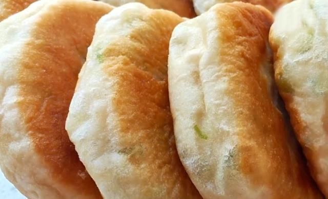 松软|妈妈这样烙饼,不用揉面,筷子一搅,蓬松又暄软,比面包松软