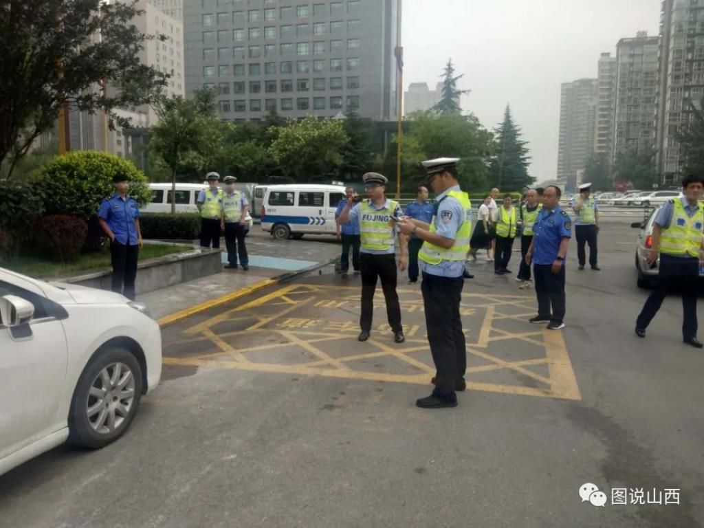 停车|晚上7点一10点开始整治夜间违章停车，多辆车被贴单子。