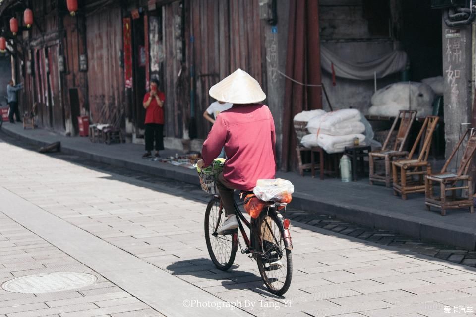 老一辈|【热搜冲顶】老一辈四川人的生活就是：吃烟，喝茶，打牌。