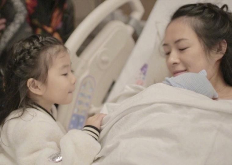 章子怡|章子怡二胎儿子正面照曝光，缩小版汪峰，基因太强大