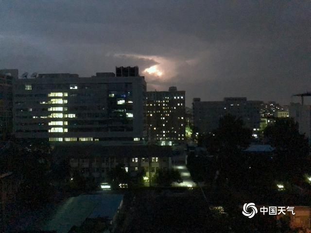 雷电|北京多区发布雷电预警 闪电照亮夜空