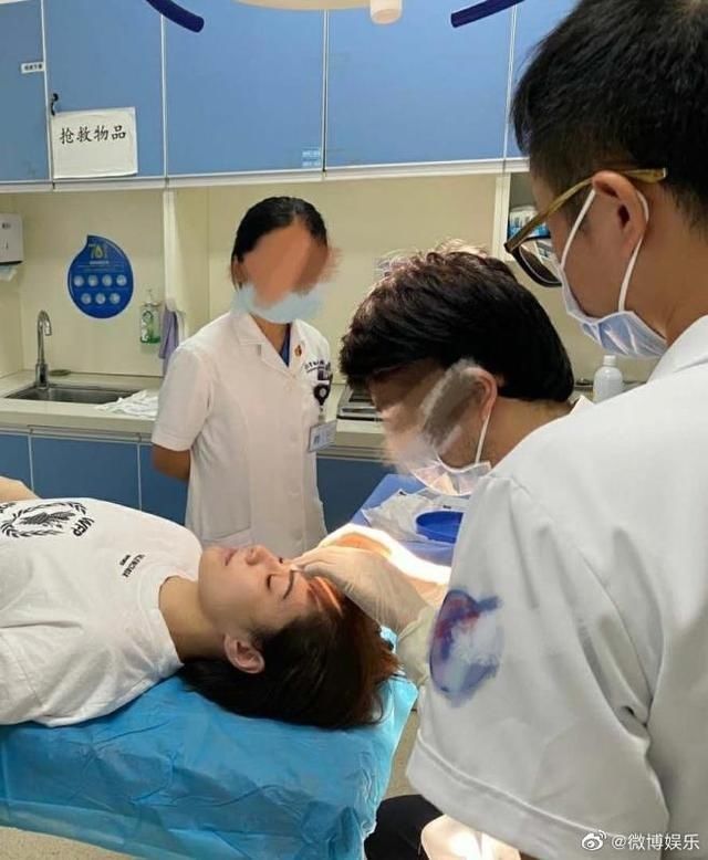 伤口|阿娇头部受伤照曝光，伤口6公分缝合10针，头包纱布神情憔悴