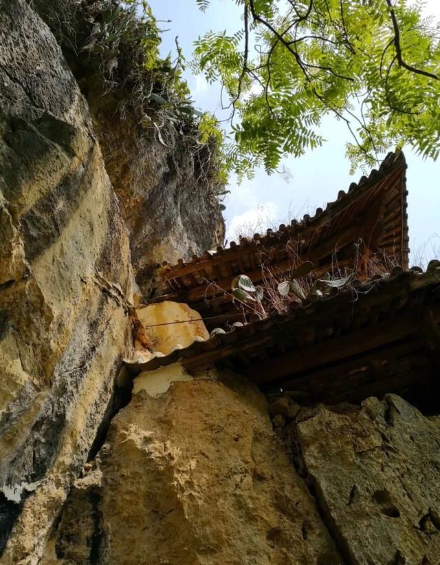 居住|云南深山有座寺庙,建在悬崖上距今千年,独自居住着一位中年男子