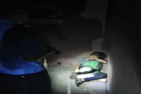 男孩|9岁男孩意外走失玩累睡草坪