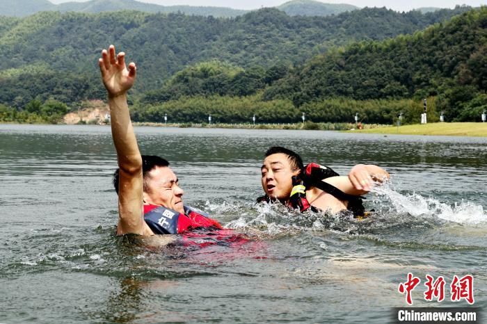 安徽宁国：水上救援实训演练